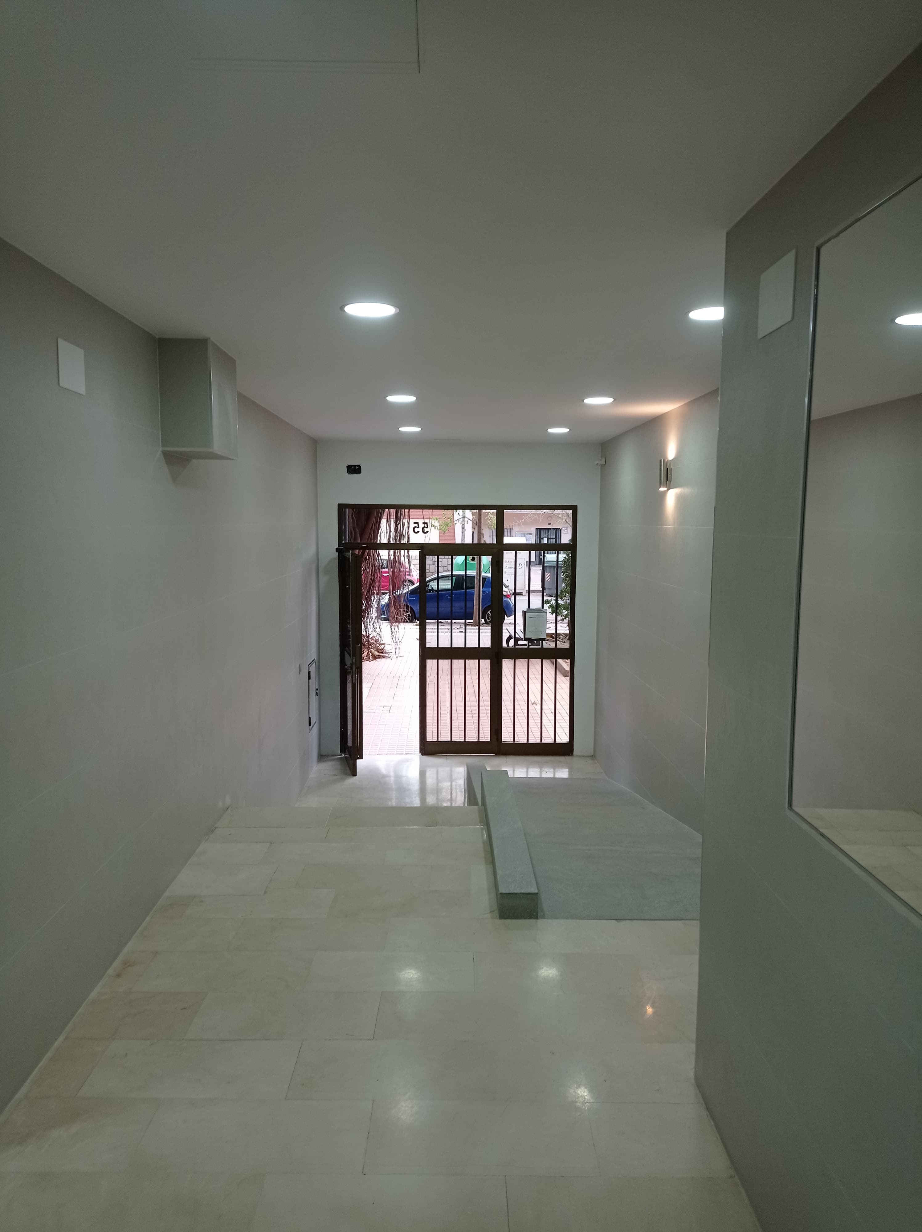 Portal de la comunidad en Cartagena terminado, con paredes lisas y suelo de mármol
