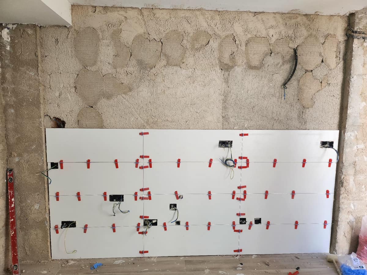 Proceso de alicatado en blanco de la cocina