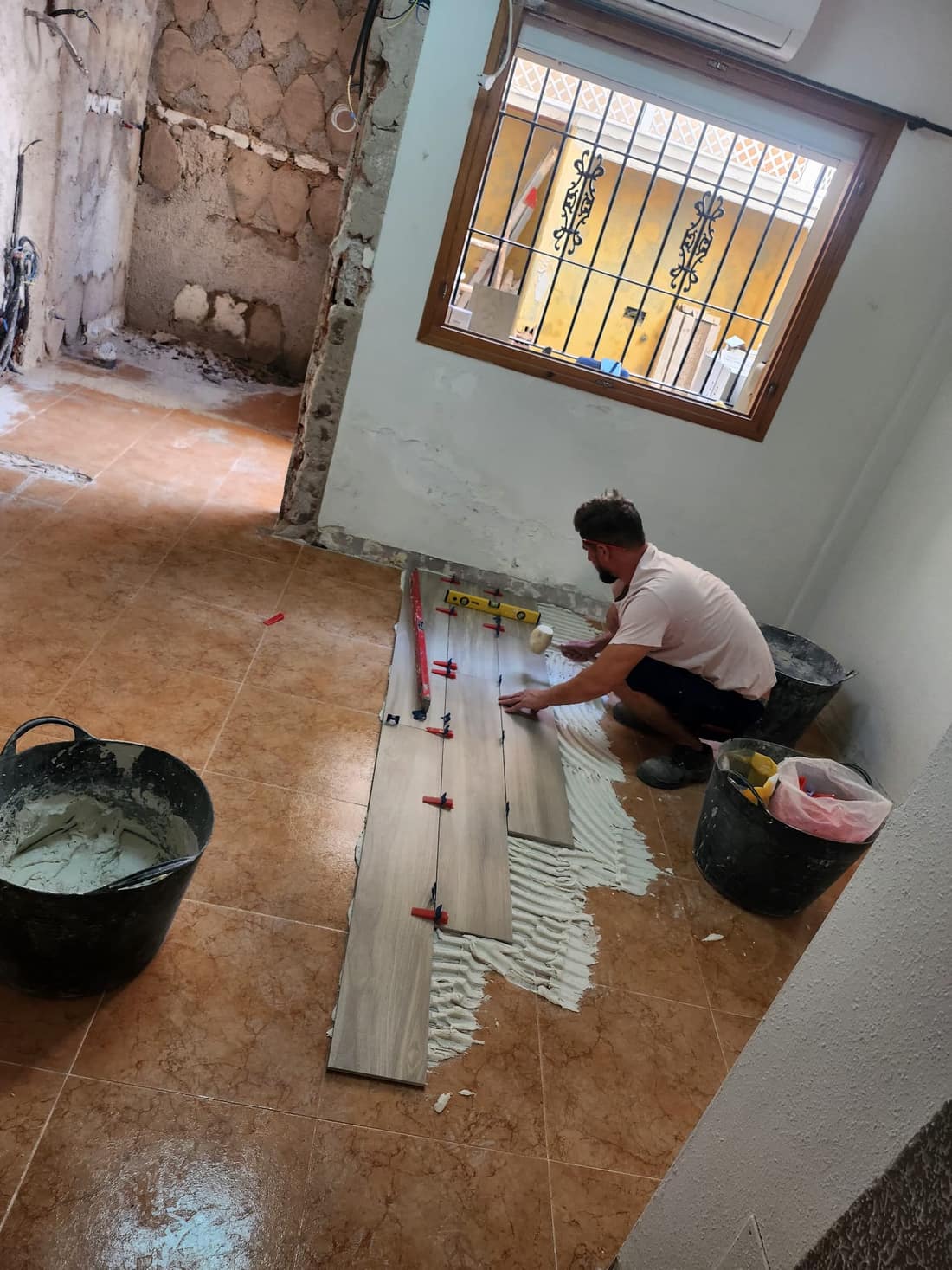 Colocación del suelo imitación madera con sistema de nivelación