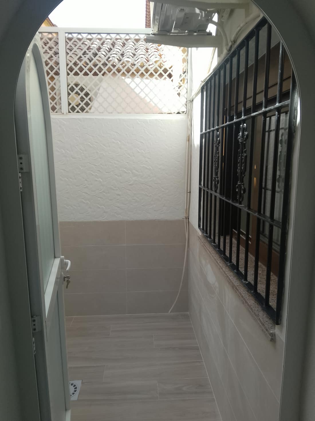 Patio interior con el alicatado y el solado ya terminados