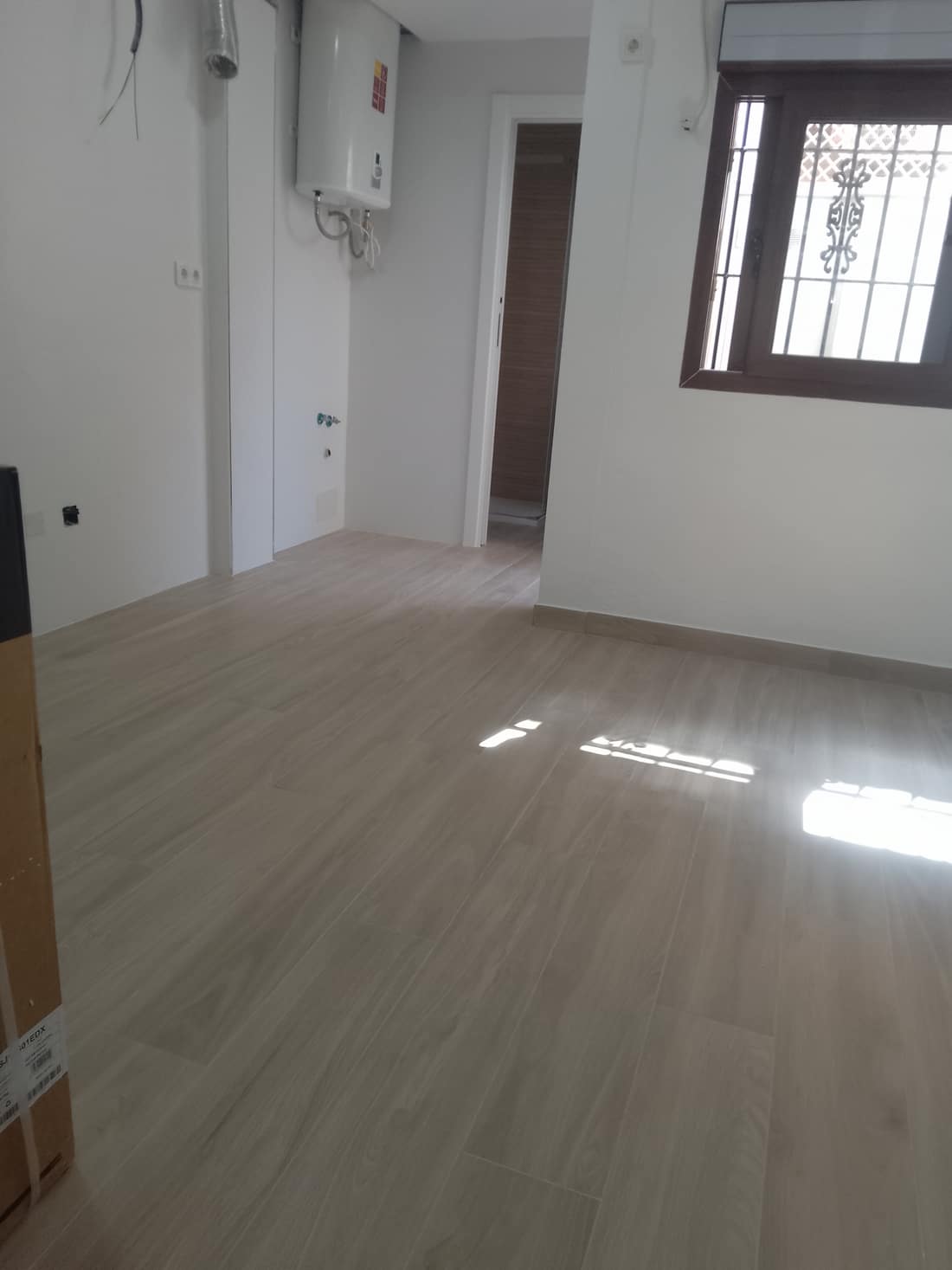 Suelo imitación madera ya terminado en la vivienda