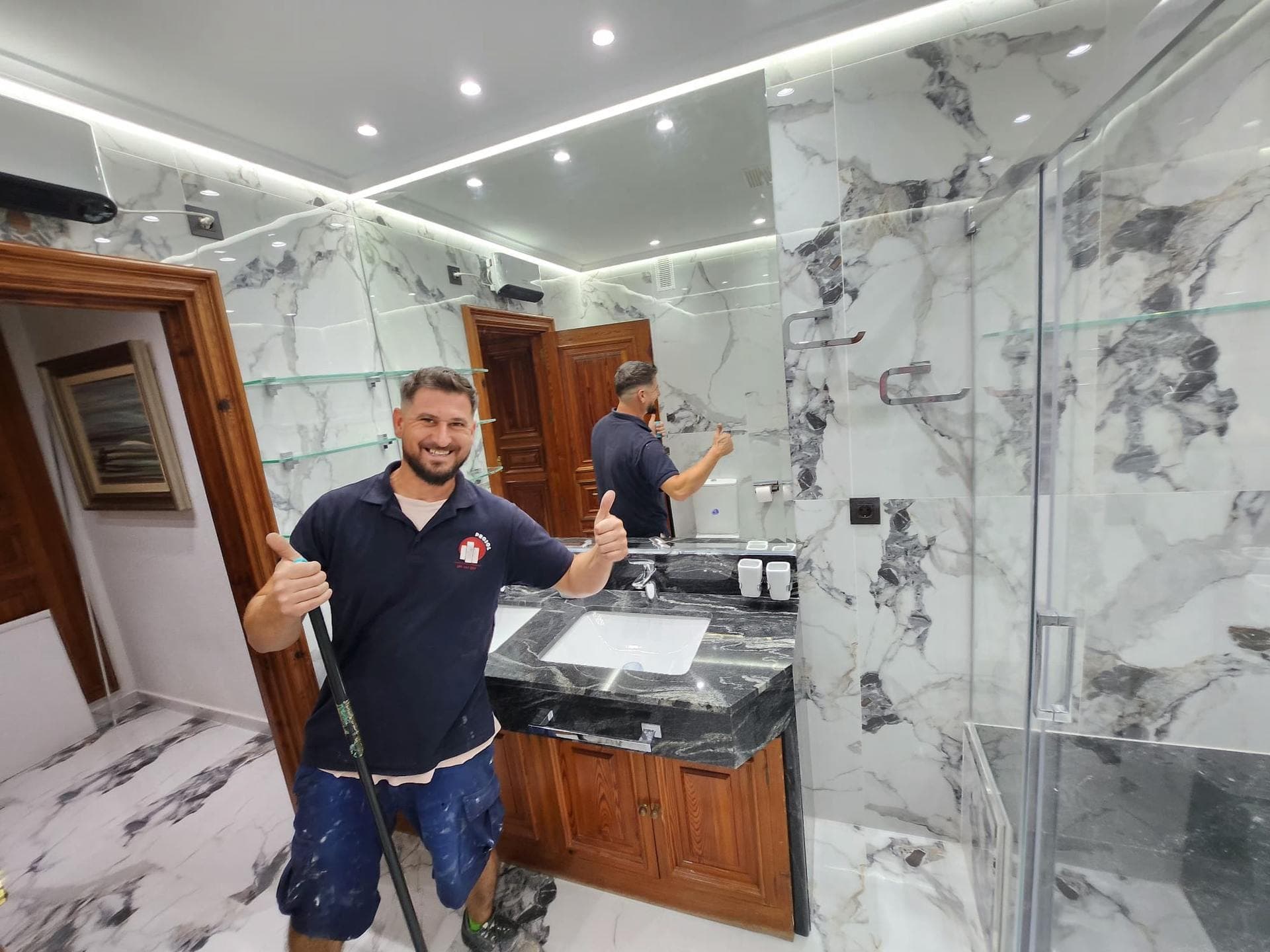 Baño terminado en Cartagena, mueble de doble lavabo y revestimiento de mármol
