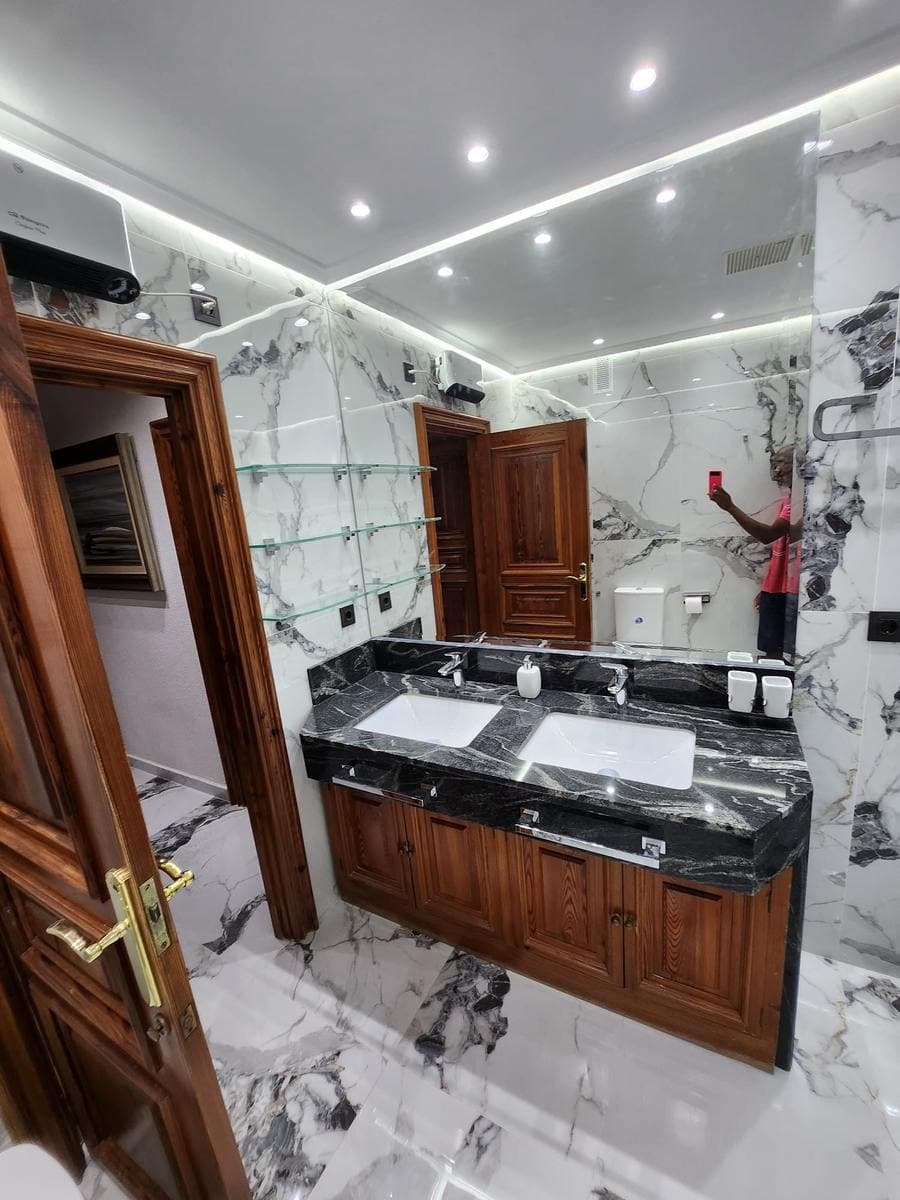 Detalle del mueble de doble lavabo del baño terminado en Cartagena