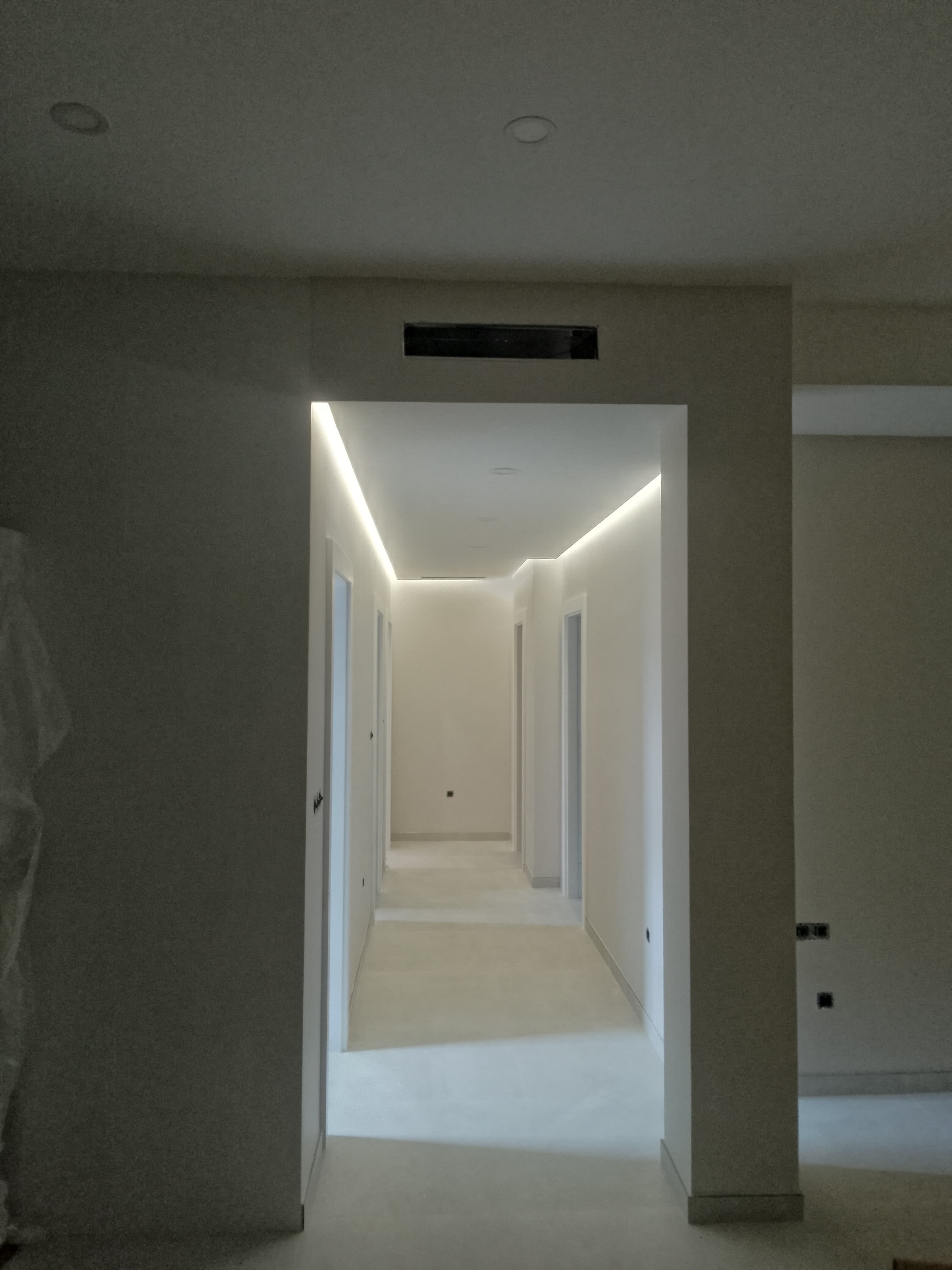 Falso techo de pladur terminado con iluminación integrada