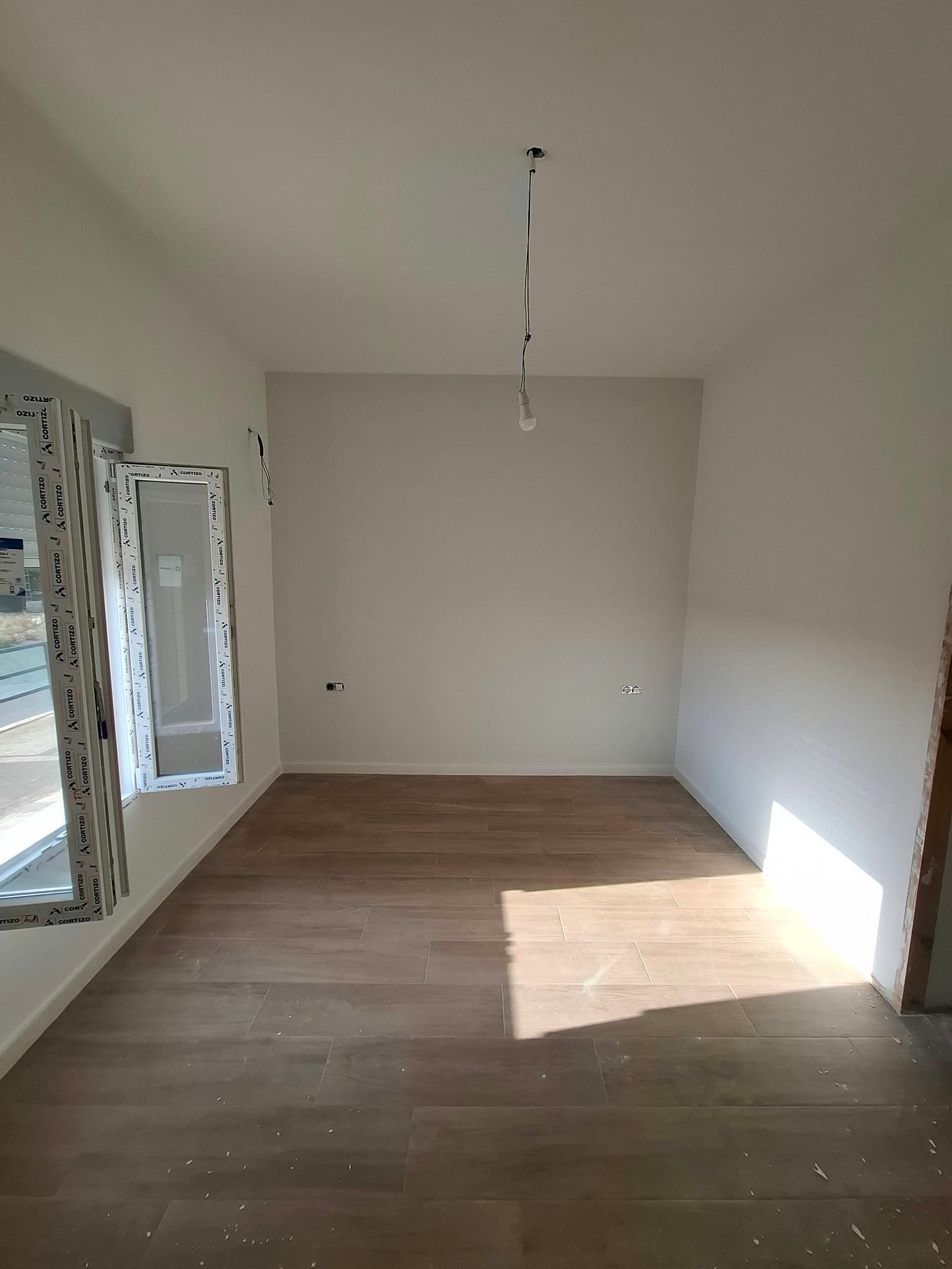 Colocación de suelo imitación madera, fotografía 4