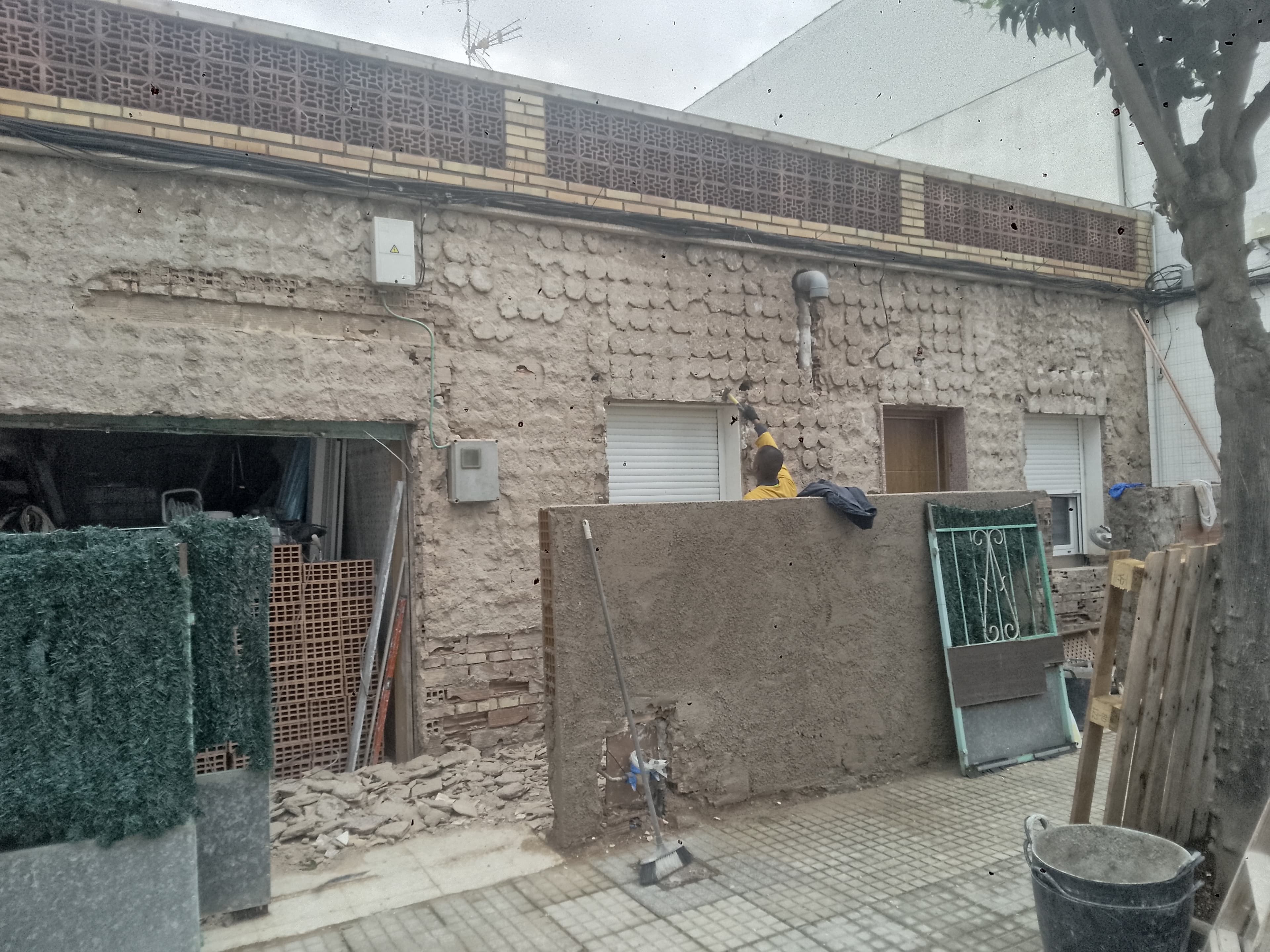 Fachada en Cartagena antes de la reforma, con revoco original deteriorado