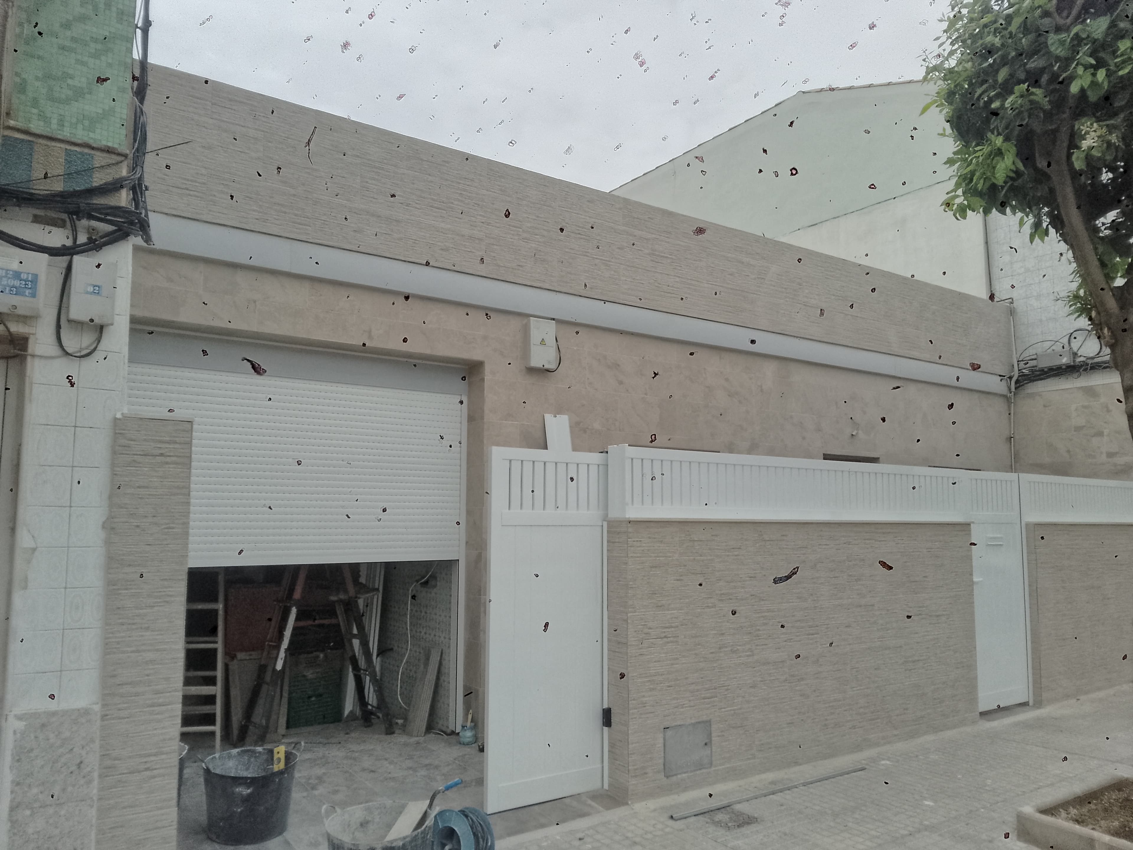 Fachada en Cartagena con el revestimiento nuevo colocado, obra todavía en curso