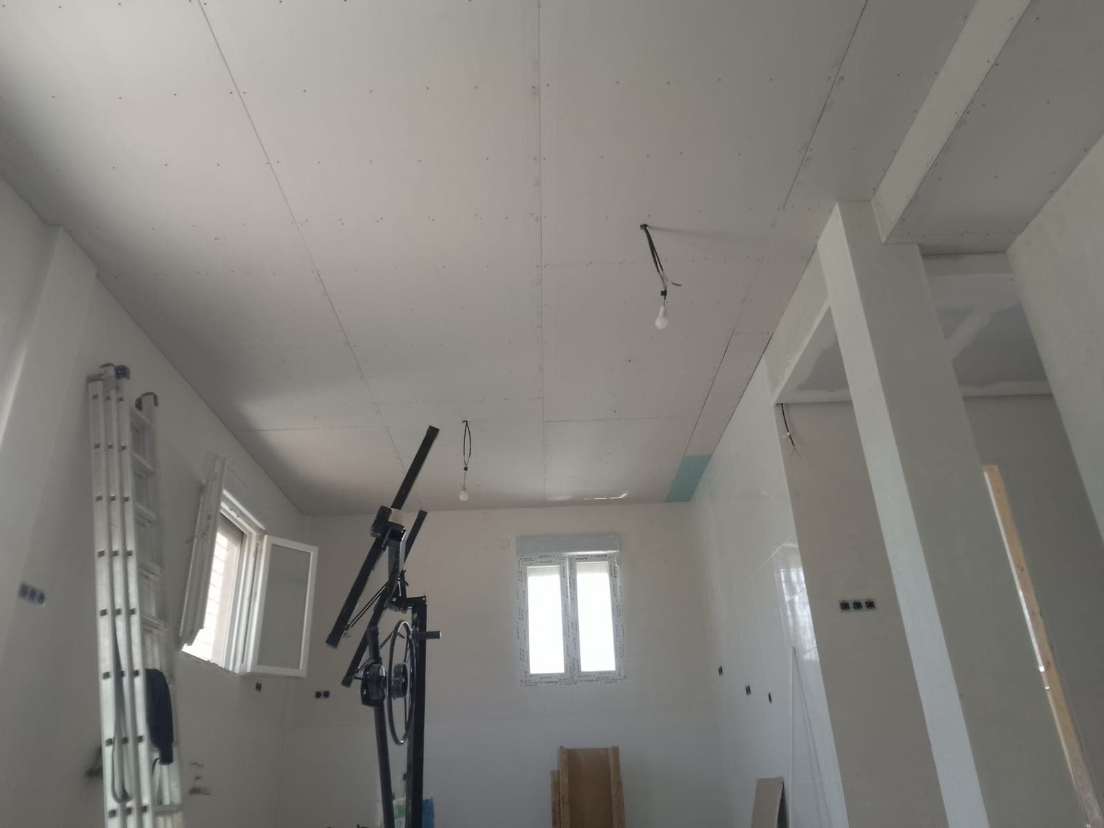 Techo de Pladur ya cerrado y encintado, todavía sin pintar, con los puntos de luz eléctrica colgando a la espera del acabado