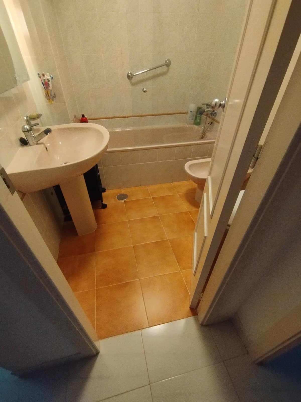 Baño antes de la reforma, con azulejo y bañera originales