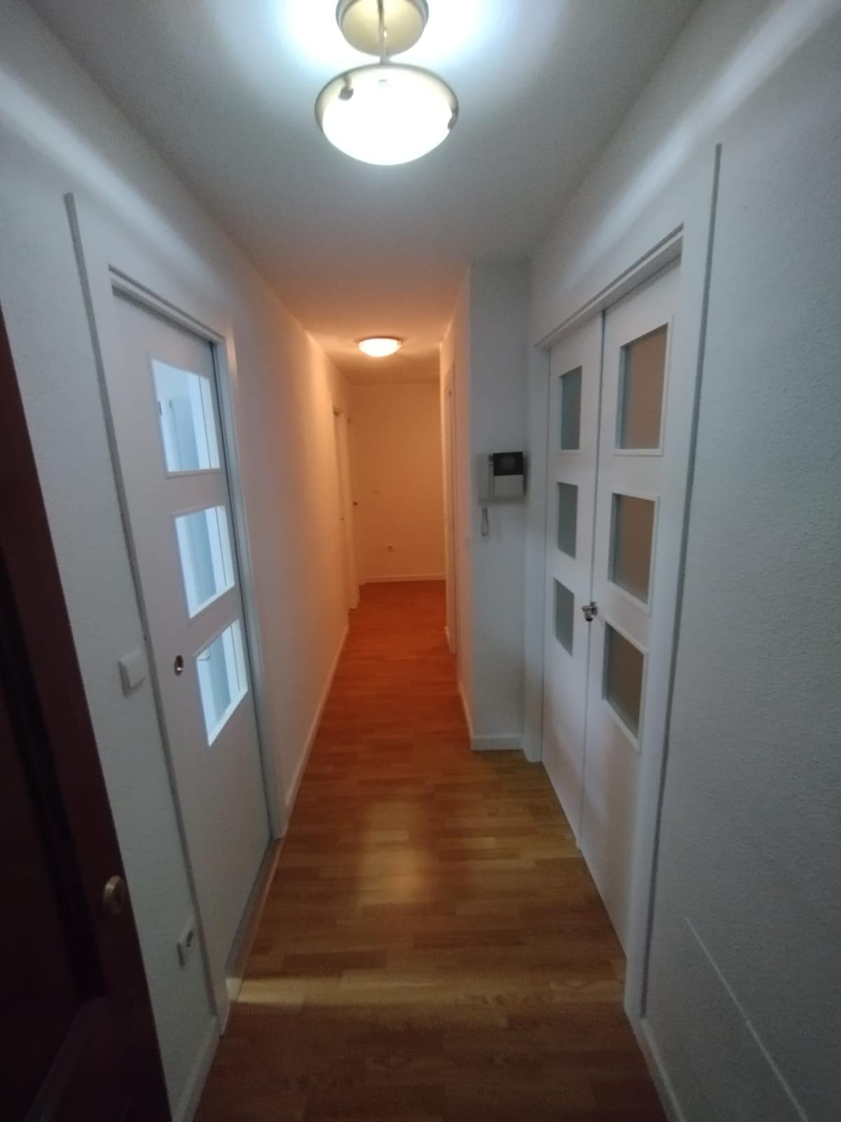 Pasillo terminado con puertas nuevas y pintura