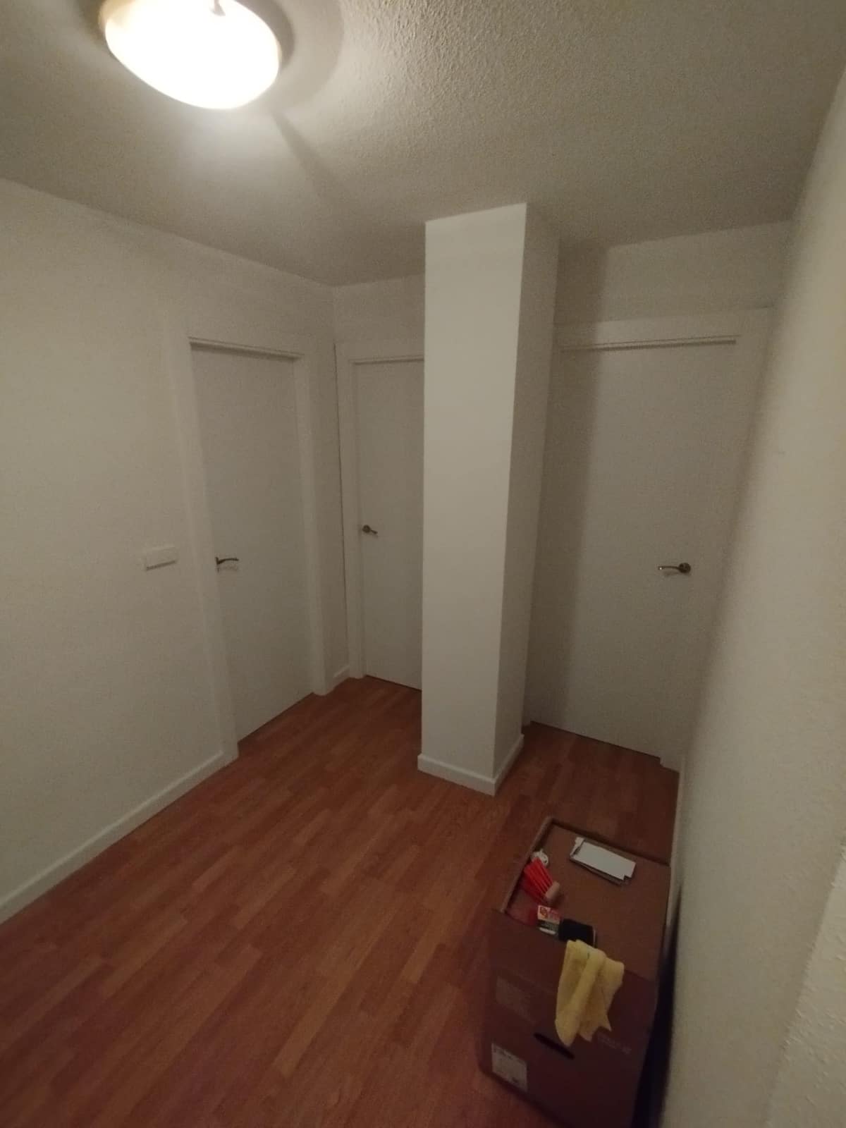Rodapié blanco y puertas nuevas en el pasillo terminado