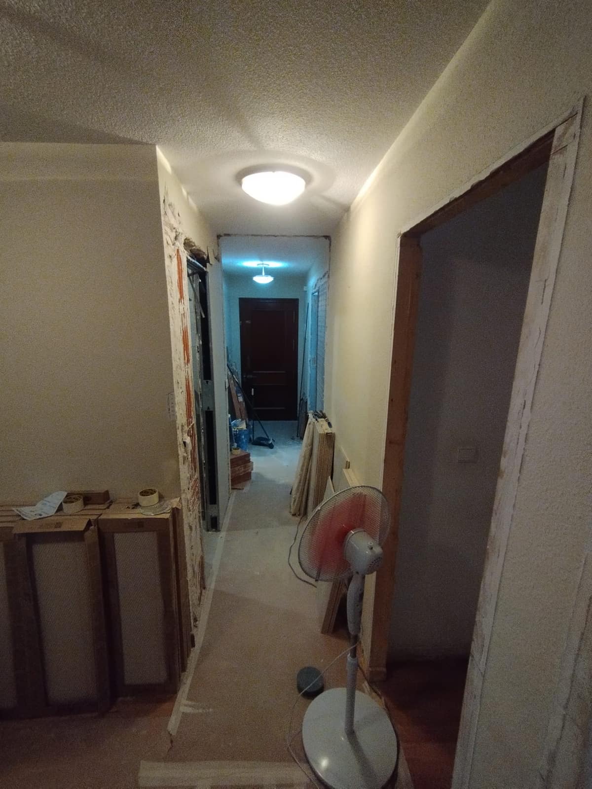 Pasillo antes de pintar, con el acabado original