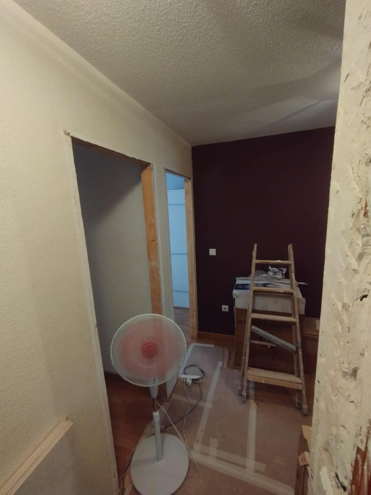 Pasillo antes de colocar las puertas nuevas