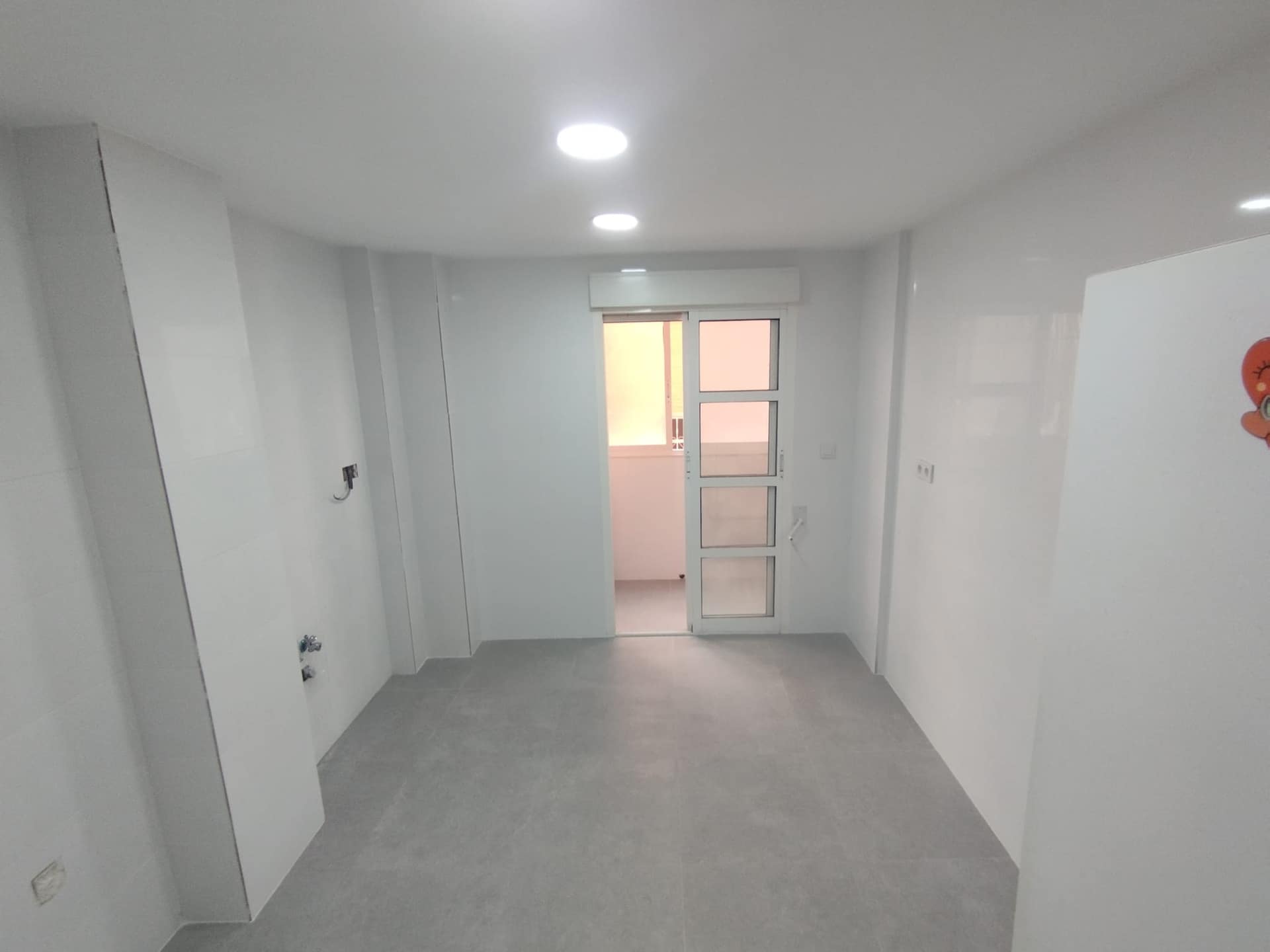 Cocina con la obra terminada: alicatado, techo de pladur y focos led