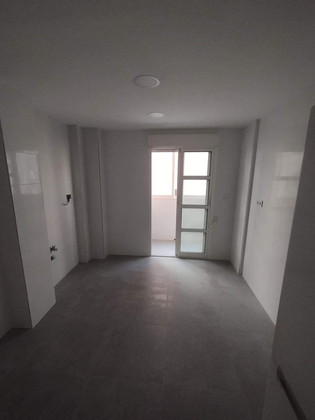 Cocina alicatada y terminada, antes de montar el mobiliario