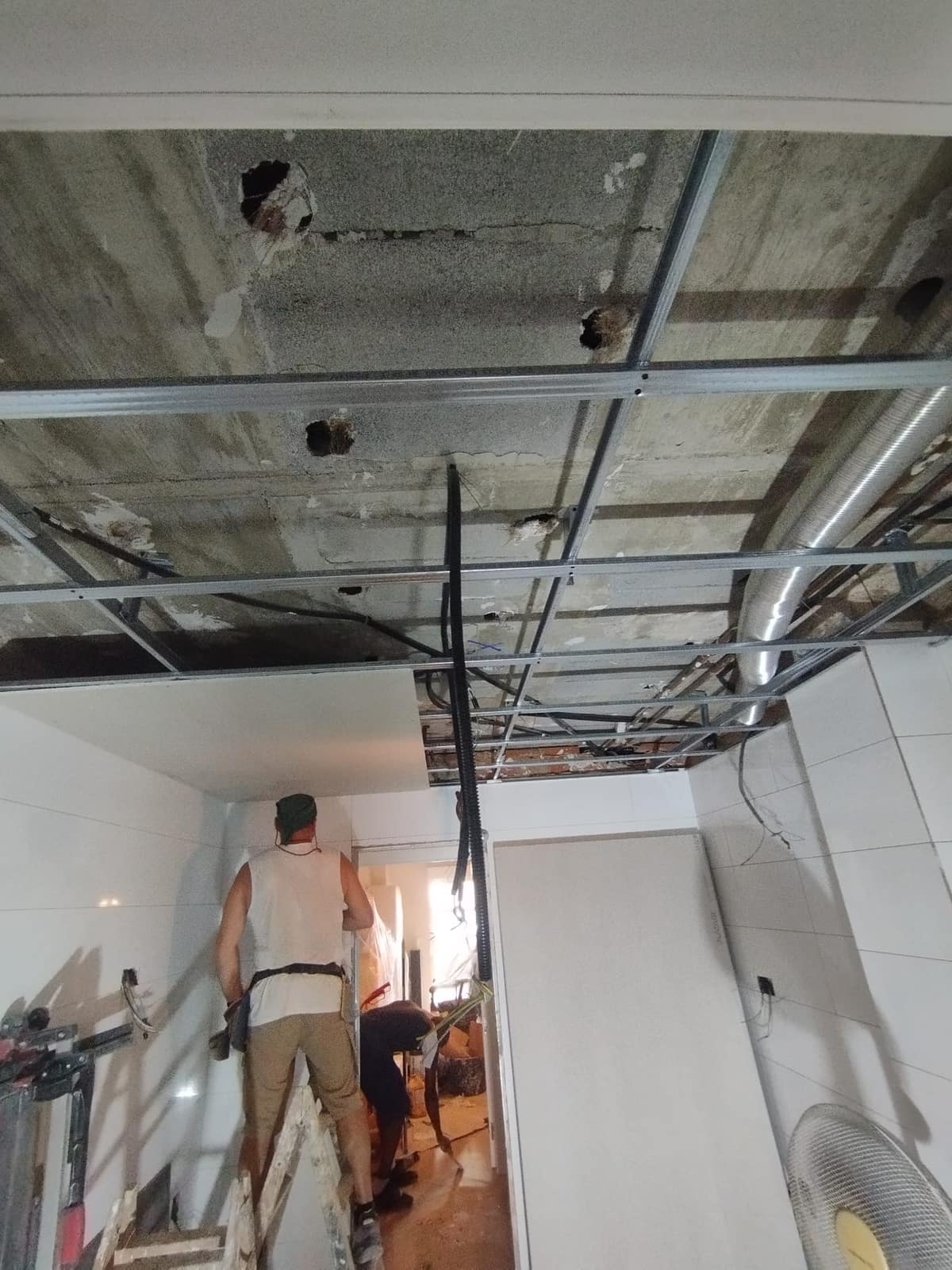 Montaje del falso techo de pladur en la cocina